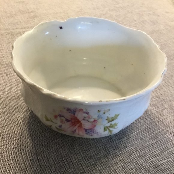 Vintage small white bowl with flowers on sides - Picture 1 of 5